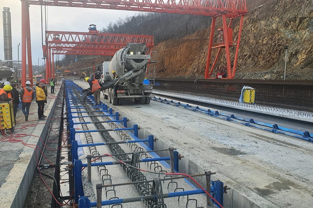 TİFLİS OTOYOLU (HEVİ-UBİSA KESİTİ) F2 PROJESİ, ÖNGERİLİMLİ PREKAST KİRİŞ ÜRETİMİ