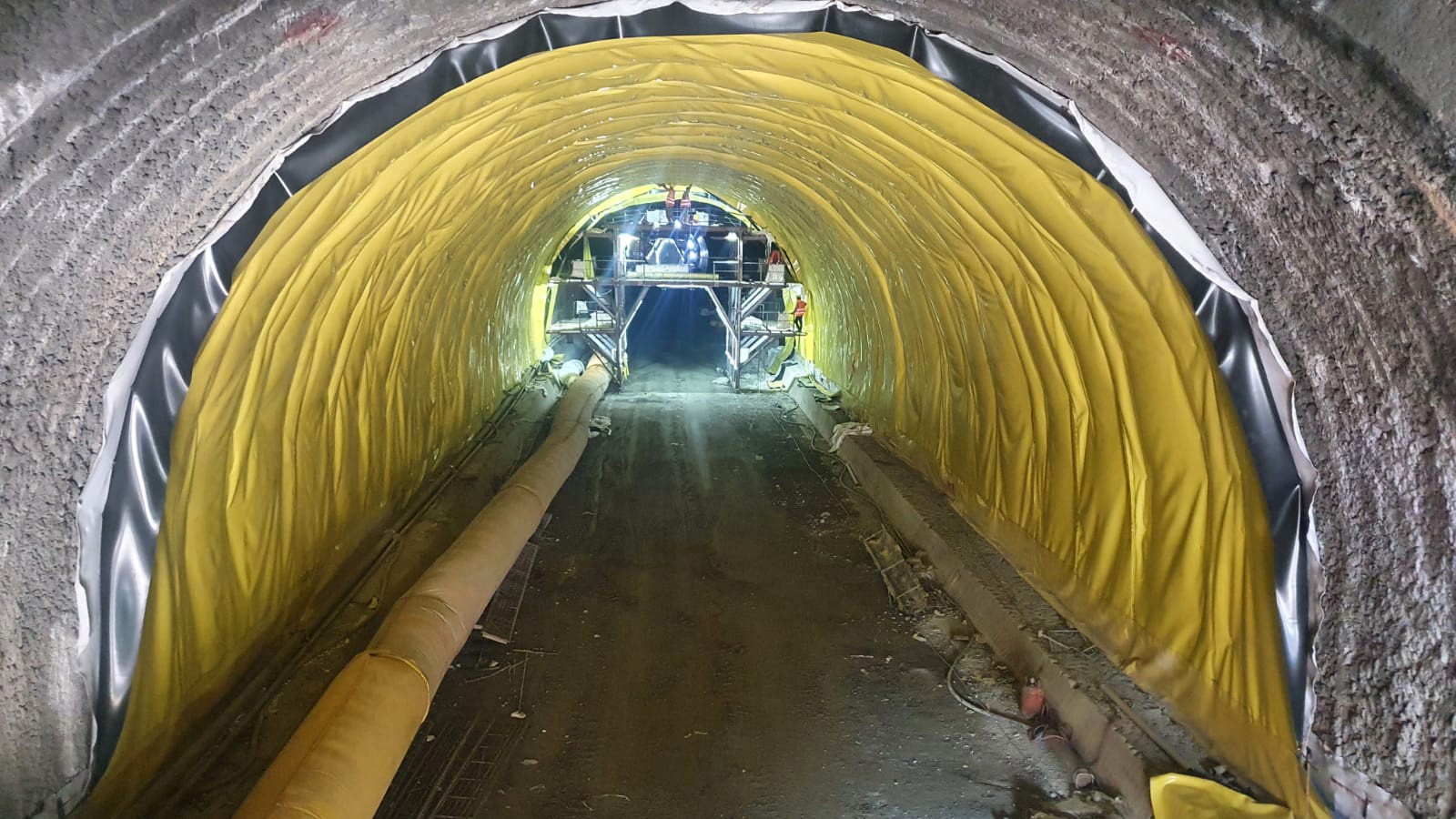 TİFLİS OTOYOLU (HEVİ-UBİSA KISMI) F2 PROJESİ, 11 ADET TÜNEL SON KAPLAMA BETONU VE SU YALITIM MEMBRANI VE JEOTEKSTİL MONTAJI